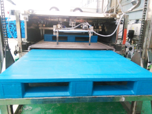 Automatic tray (pallet) cleaning and drying machine (ordered by Suzhou gaolego)